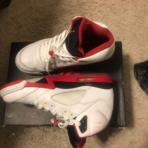 Air Jordan Fire Red 5. - Picture 3 of 5